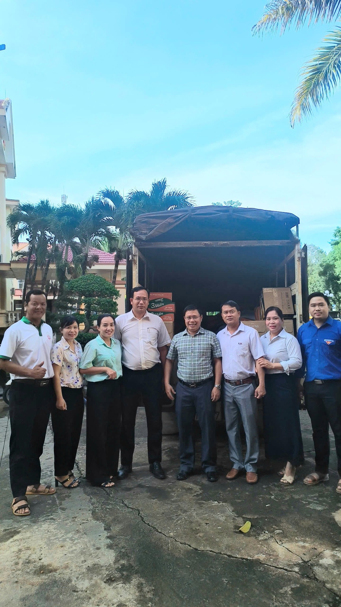 Ủy ban MTTQ Việt Nam xã Quảng Phú bàn giao cho nhóm thiện nguyện Hoa Sen 47 các nhu yếu phẩm thiết yếu để chuyển giúp đồng bào vùng lũ khắc phục thiệt hại do cơn bão số 10 gây ra.